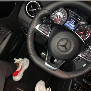 las zapatillas alexander mcqueen de terciopelo blanco y rojo vistas en la cuenta de Instagram de Wiss K7