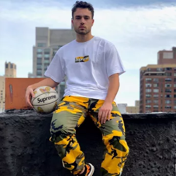 La camiseta con el logotipo de Supreme Box Brooklyn usada por el influencer Eric Whiteback en su Instagram