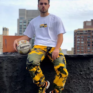 Los pantalones de camuflaje Supreme que lleva el influencer Eric Whiteback en su Instagram