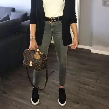 Zapatillas negras Alexander McQueen vistas en la cuenta de Instagram de Wiss K7