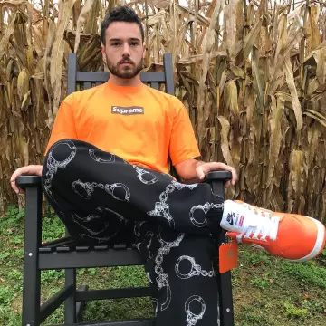 The Nike Air Force 2 oranges, Supreme that brings the influencer Eric Whiteback on his Instagram