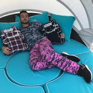 The t-shirt Supreme camo, digital door the influencer Eric Whiteback on his Instagram