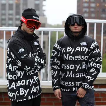 The down jacket black Supreme TNF worn by the influencer Eric Whiteback on his Instagram