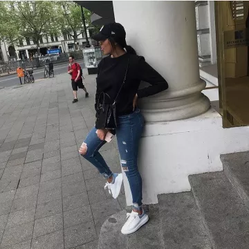 Zapatillas alexander mcqueen en cuero blanco y azul vistas en la cuenta de Instagram de Wiss K7