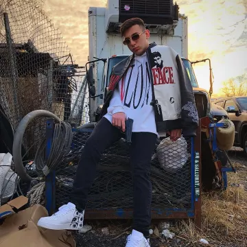 El abrigo Scarface que lleva el influencer Robert Naftali en su Instagram
