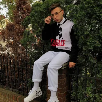 La sudadera negra Supreme Scarface que lleva el influencer Robert Naftali en su Instagram