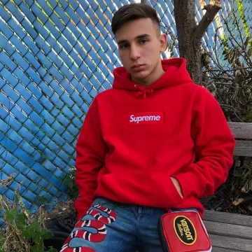 El logo de la sudadera con capucha roja Supreme box que lleva el influencer Robert Naftali en su Instagram