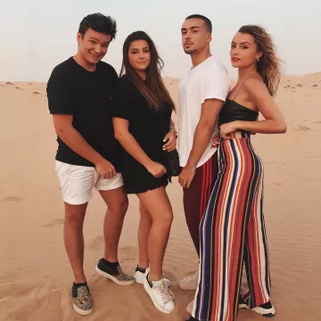 Alexander McQueen zapatillas blancas y negras de un amigo de Johan Papz en una publicación de Instagram