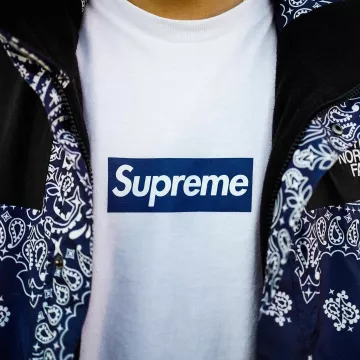 The coat, Supreme TNF Bandana that brings the influencer Rodolfo on his Instagram