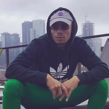 La casquette nasa blanches d'Yvick sur son compte Instagram