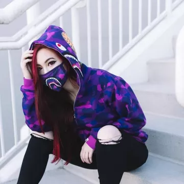 El tiburón camuflaje con capucha púrpura en la cuenta de Instagram de @outfitsociet
