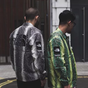 La chaqueta amarilla Supreme que lleva el influencer búlgaro Emil Eftimov en su Instagram