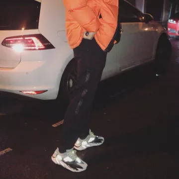 El Yeezy 700 que lleva el influencer búlgaro Emil Eftimov en su Instagram