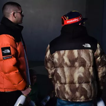Le manteau TNF Nuptse 3 que porte l'influenceur bulgare Emil Eftimov sur son Instagram