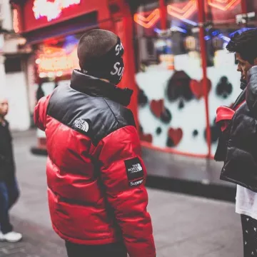 The coat black Supreme TNF worn by the influencer Bulgarian Emil Eftimov on his Instagram