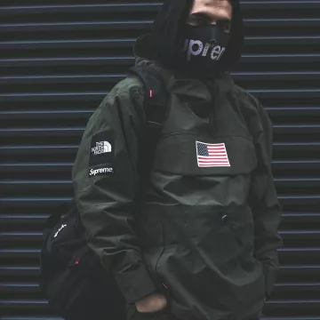 The duffle bag Supreme black what does the influencer Bulgarian Emil Eftimov on his Instagram