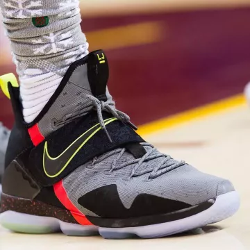 Sneakers Nike Lebron 14 "Out Of Nowhere" on the account Instagram of @kingjames