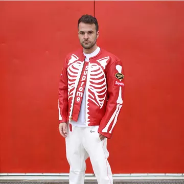 La chaqueta de cuero Supreme que lució el influencer Max Miller en su Instagram