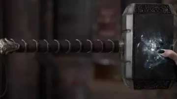 La réplique du marteau de Thor (Chris Hemsworth) dans Thor : Ragnarok