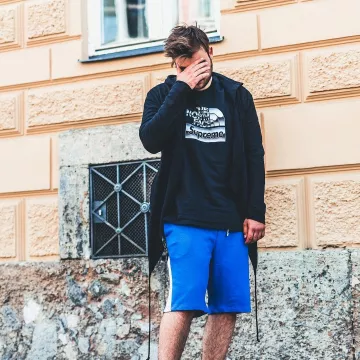 La camiseta Supreme Metallic que lleva el influencer Clemens Kuchinka en su Instagram