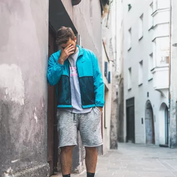 La camiseta gris de Supreme TV que lució el influencer Clemens Kuchinka en su Instagram