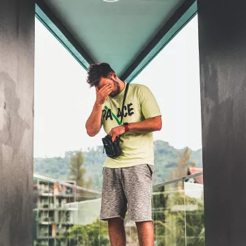 Le t-shirt jaune palace que porte l'influenceur Clemens Kuchinka sur son Instagram