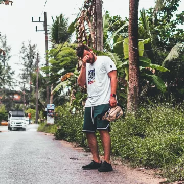 La camiseta blanca supreme que lleva el influencer Clemens Kuchinka en su Instagram