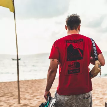La camiseta roja de Steep Tech que lució el influencer Clemens Kuchinka en su Instagram