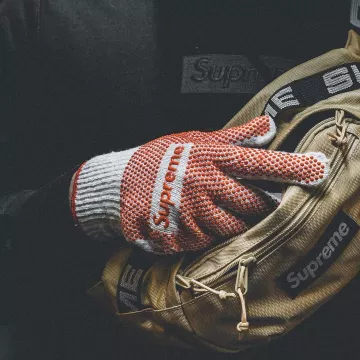 El bolso Box con el logo de Supreme que lleva el influencer Clemens Kuchinka en su Instagram