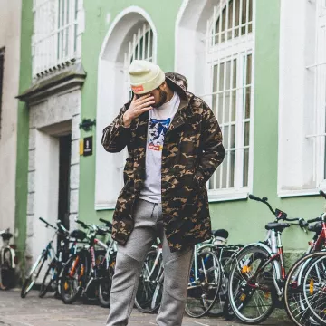 La camiseta blanca supreme que lleva el influencer Clemens Kuchinka en su Instagram