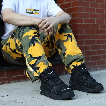 Los pantalones camuflaje supreme amarillos que lleva la influencer BkTheGod en su Instagram