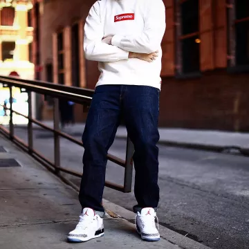 La sudadera con capucha Supreme box con logo blanco que lleva el influencer BkTheGod en su Instagram