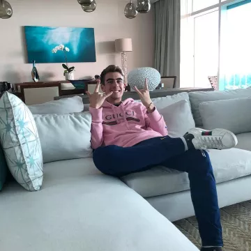 Le hoodie rose Gucci que porte l'influenceur et youtubeur Just Wynn sur son Instagram