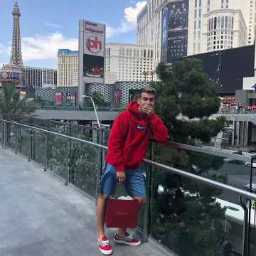 El rojo Vans Era Fear of God usado por el influencer y youtuber Just Wynn en su Instagram