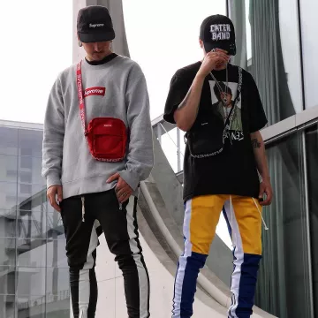La camiseta negra de Supreme Nas que lleva el influencer Tommeeblack en su Instagram