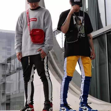 El bolso Supreme negro que lleva el influencer Tommeeblack en su Instagram