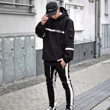 Le pullover Supreme réfléchissant que porte l'influenceur Tommeeblack sur son Instagram