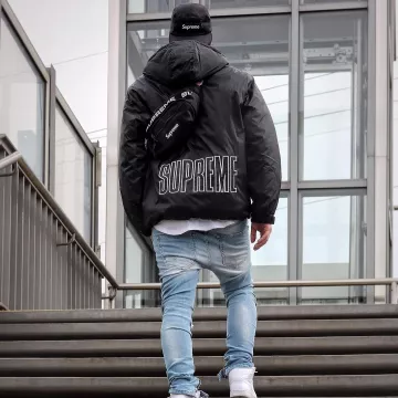 Le waist bag noir Supreme Cordura que porte l'influenceur Tommeeblack sur son Instagram
