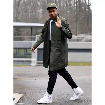 La gorra verde caqui "KM" que lleva Kylian Mbappé en su cuenta de Instagram