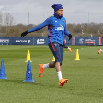 The blue hat Nike Swoosh worn by Kylian Mbappé on his account Instagram