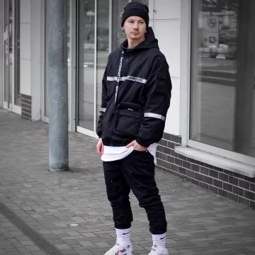 The lightweight jacket Supreme what does the influencer Tommeeblack on his Instagram