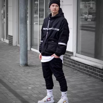 The bag is black, the Supreme that brings the influencer Tommeeblack on his Instagram
