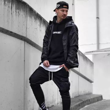 The sweat black Supreme logo moving that door to the influencer Tommeeblack on his Instagram