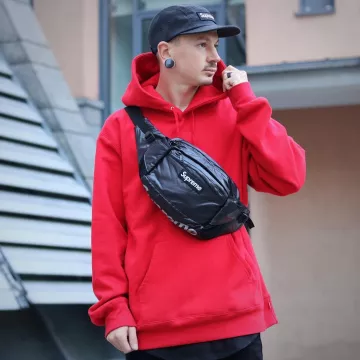 Cap, Supreme denim what does the influencer Tommeeblack on his Instagram
