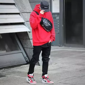 The hoodie-red Supreme what does the influencer Tommeeblack on his  Instagram