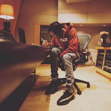 The Yeezy Boost 350 V2 black and white of Travis Scott on the account Instagram @yeezyboosts