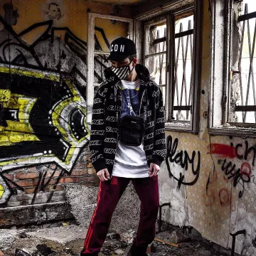 The hoodie with zip black Supreme logo repeated that door the influencer Hyped Jason on his Instagram