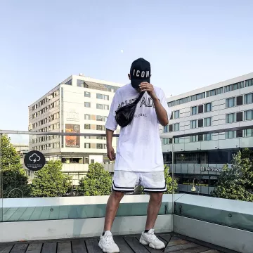 El plátano negro Supreme Lacoste usado por el influencer Hyped Jason en su Instagram