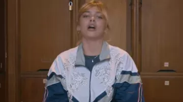 Chaqueta a prueba de viento llena de flores de Louane en su clip No