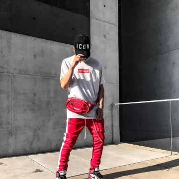 El bolso rojo Supreme que el influencer Hyped Jason lleva en su Instagram